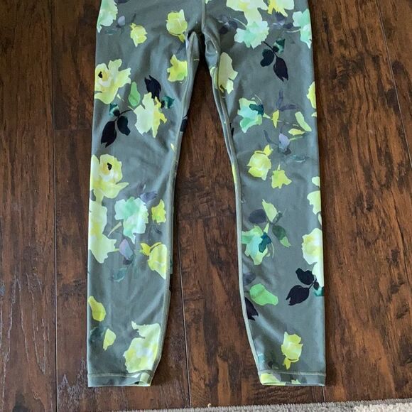 ATHLETA Elation flower Printed leggings size S 7/8 tight EUC - Picture 3 of 7